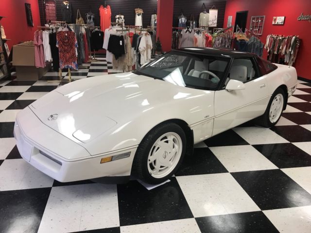 1988 White Chevrolet Corvette Coupe