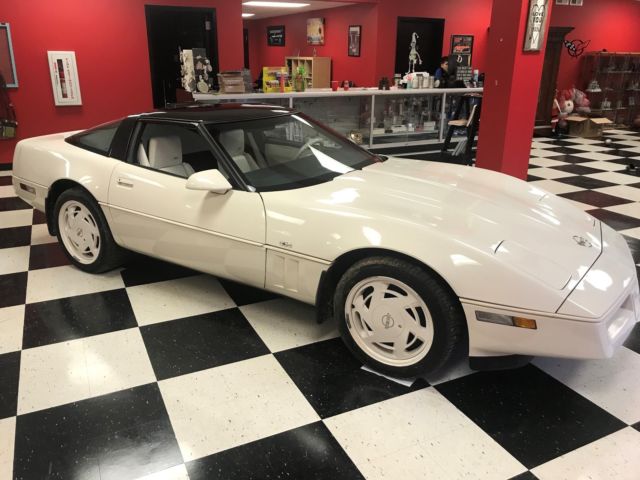 1988 White Chevrolet Corvette Coupe