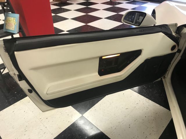 1988 White Chevrolet Corvette Coupe