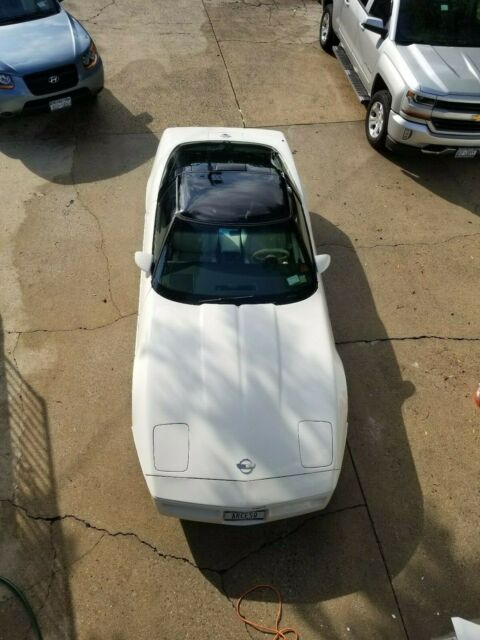 1988 White Chevrolet Corvette Coupe