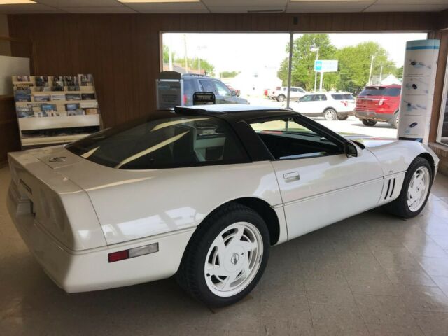 1988 White Chevrolet Corvette Coupe