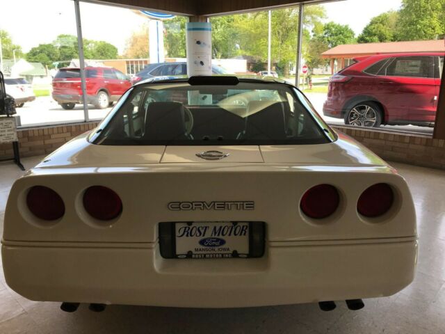 1988 White Chevrolet Corvette Coupe
