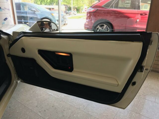 1988 White Chevrolet Corvette Coupe