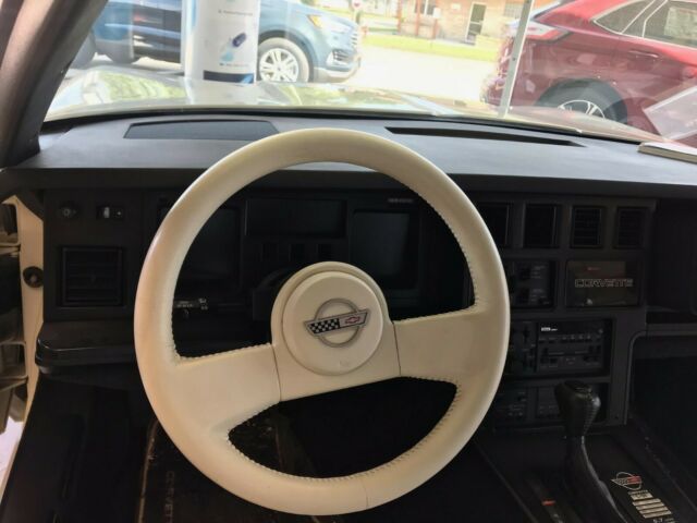 1988 White Chevrolet Corvette Coupe