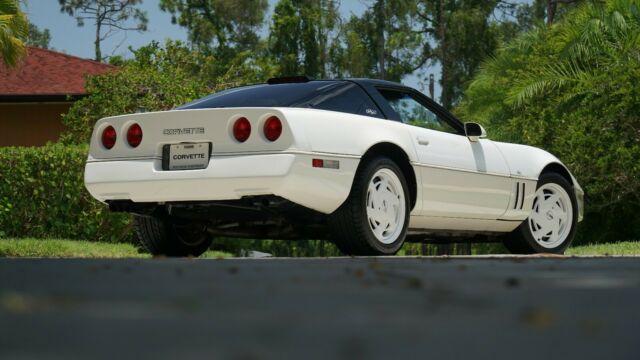 1988 White Chevrolet Corvette Coupe