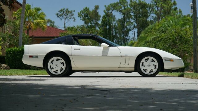 1988 White Chevrolet Corvette Coupe