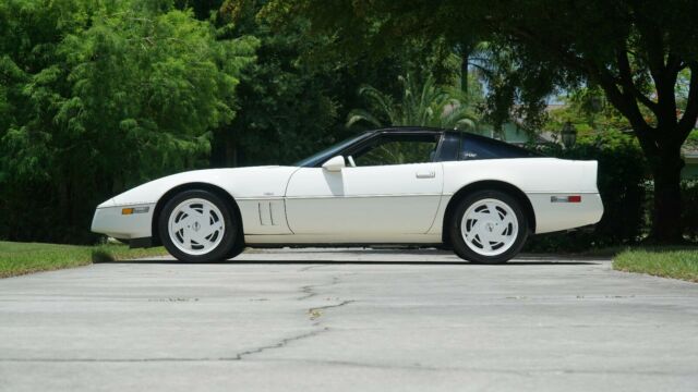 1988 White Chevrolet Corvette Coupe