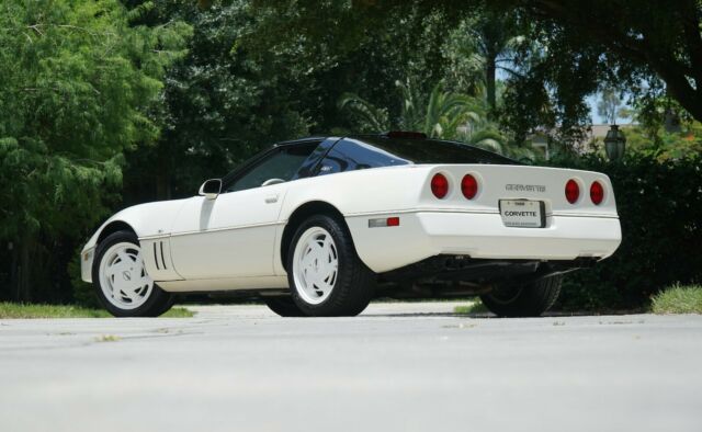 1988 White Chevrolet Corvette Coupe