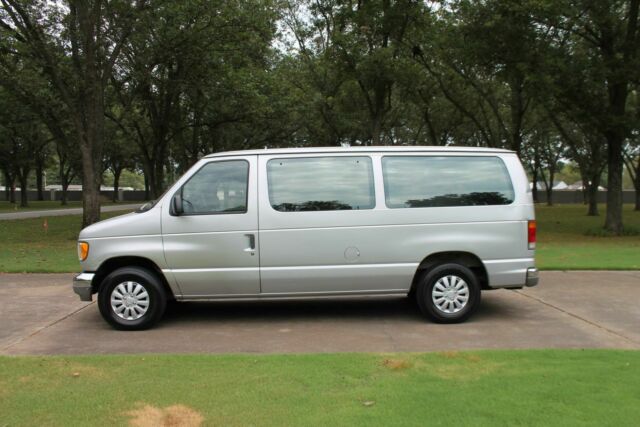 1994 Silver Ford E-Series Van Minivan/Van
