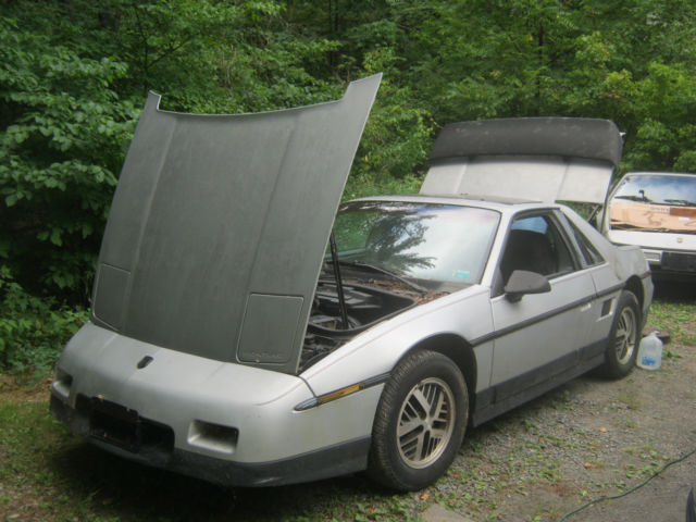 1986 Gray Pontiac Fiero Coupe