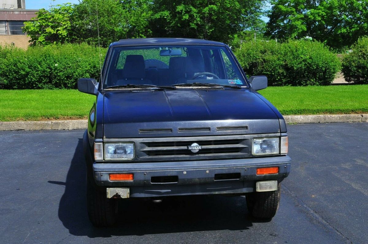 1990 Black Nissan Pathfinder SUV