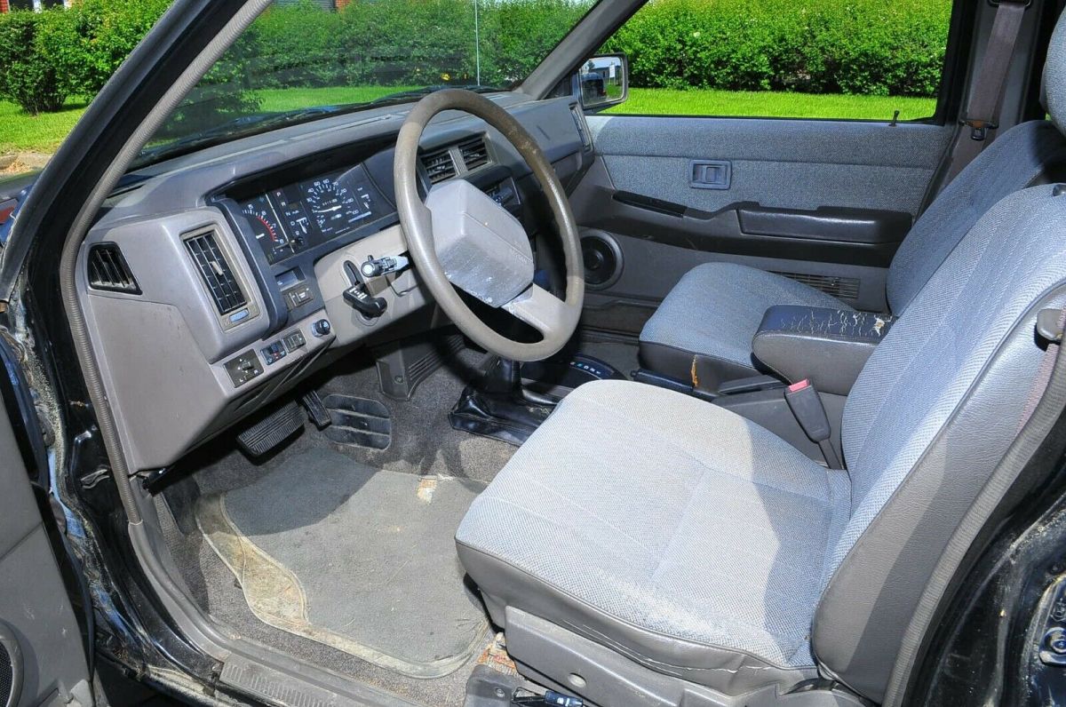 1990 Black Nissan Pathfinder SUV