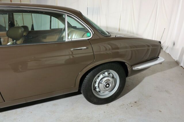 1976 Brown Jaguar XJ6 Sedan