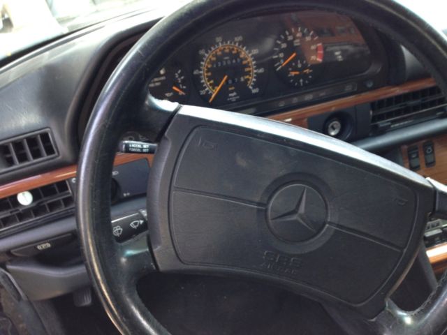 1991 Black Mercedes-Benz 400-Series Sedan