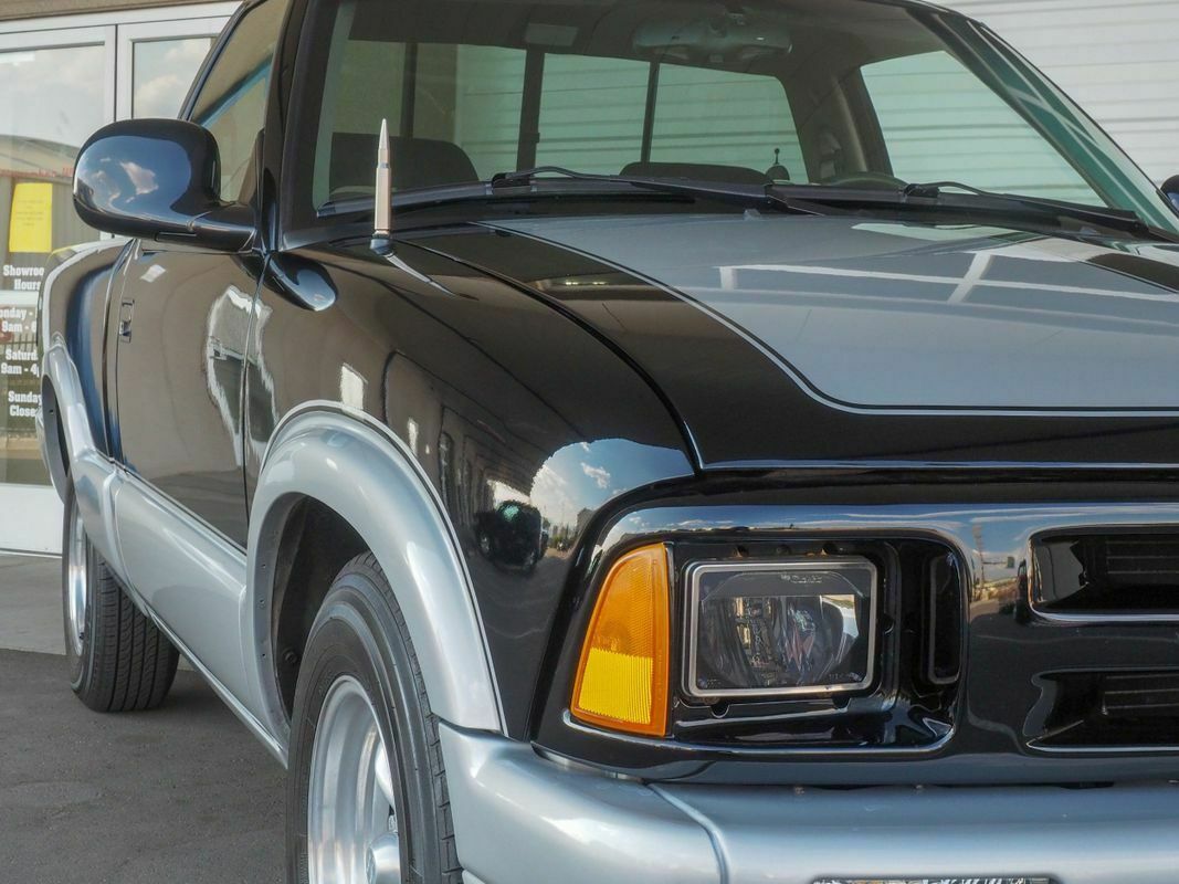 1994 Black Chevrolet S-10 --