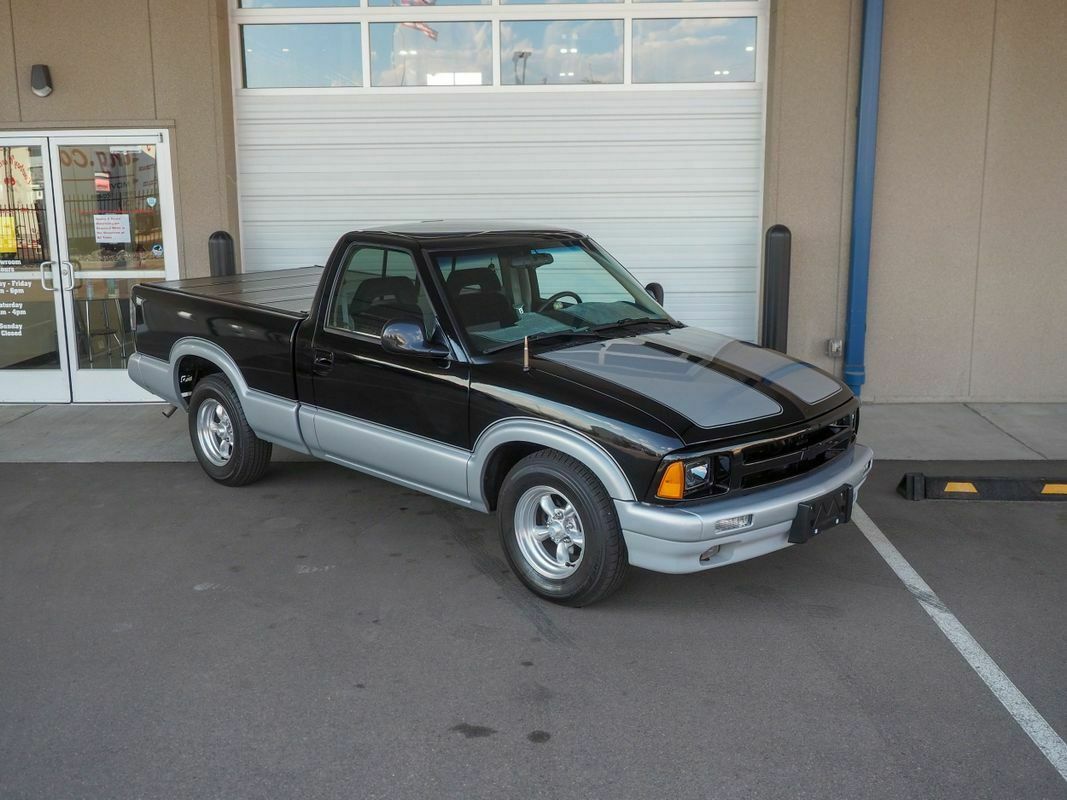 1994 Black Chevrolet S-10 --