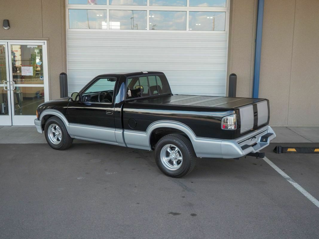 1994 Black Chevrolet S-10 --