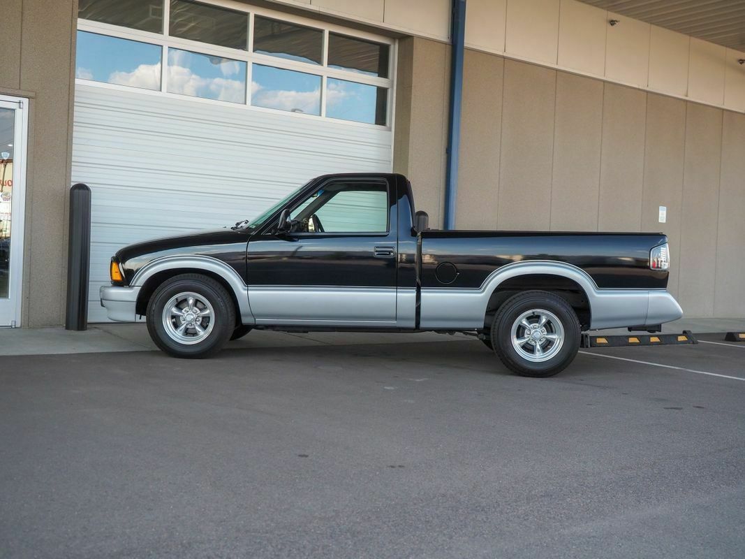 1994 Black Chevrolet S-10 --