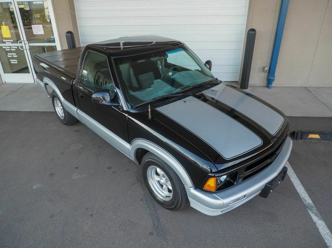 1994 Black Chevrolet S-10 --