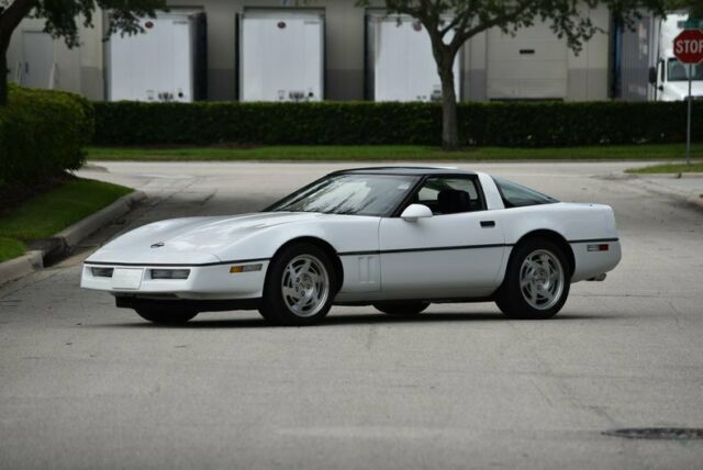 1990 White Chevrolet Corvette Coupe