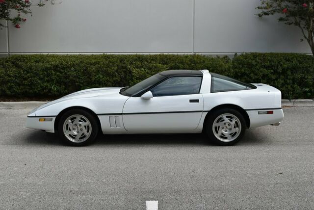 1990 White Chevrolet Corvette Coupe