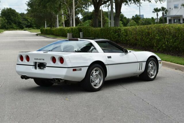 1990 White Chevrolet Corvette Coupe