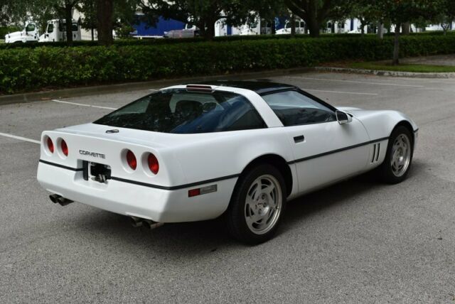 1990 White Chevrolet Corvette Coupe