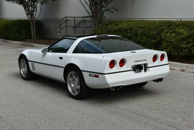 1990 White Chevrolet Corvette Coupe