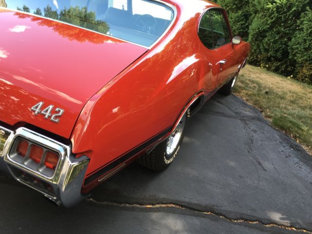 1972 Red Oldsmobile 442 Coupe