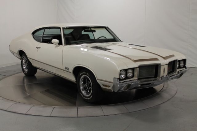 1972 White Oldsmobile Cutlass Coupe