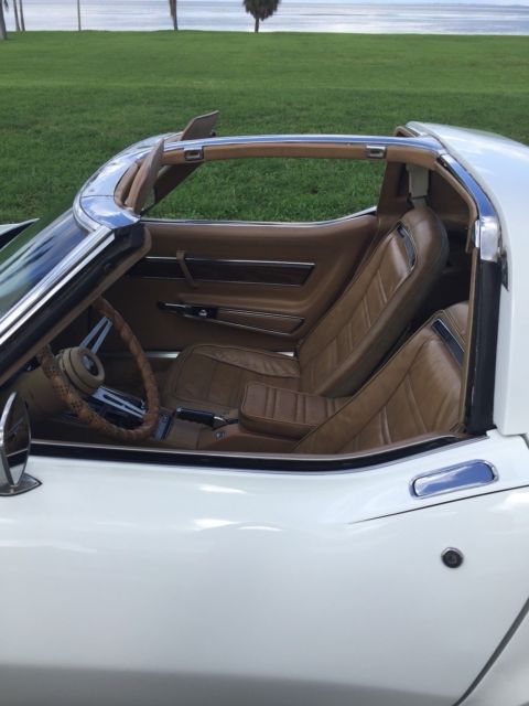 1974 White Chevrolet Corvette Coupe