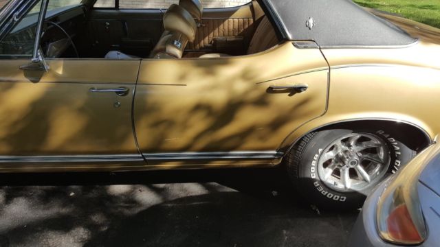1970 Gold Oldsmobile Cutlass Sedan