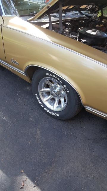 1970 Gold Oldsmobile Cutlass Sedan