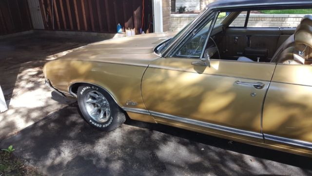 1970 Gold Oldsmobile Cutlass Sedan