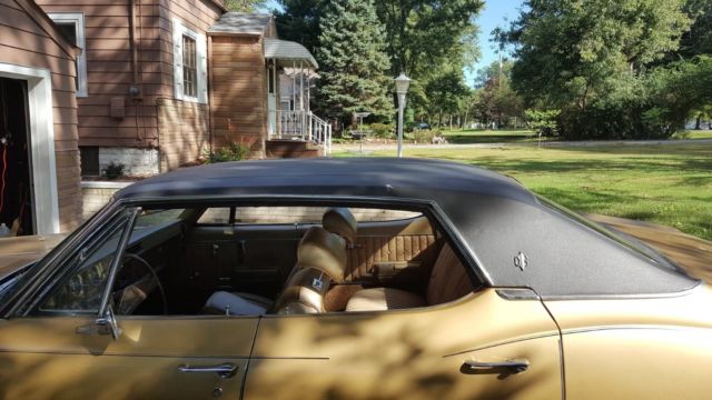 1970 Gold Oldsmobile Cutlass Sedan