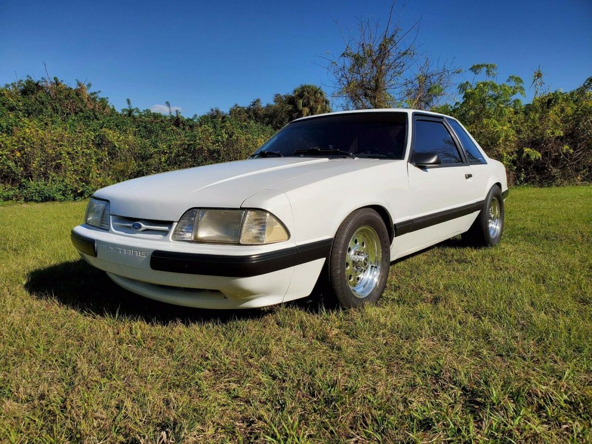 1990 White Ford Mustang Sedan