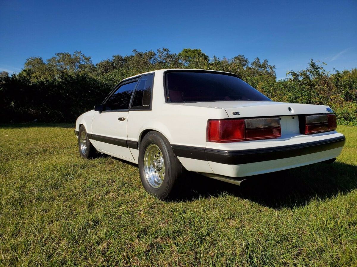 1990 White Ford Mustang Sedan