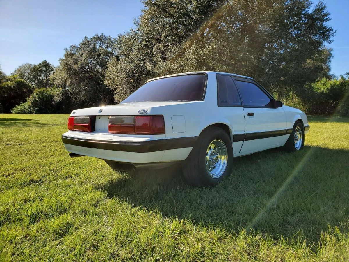 1990 White Ford Mustang Sedan
