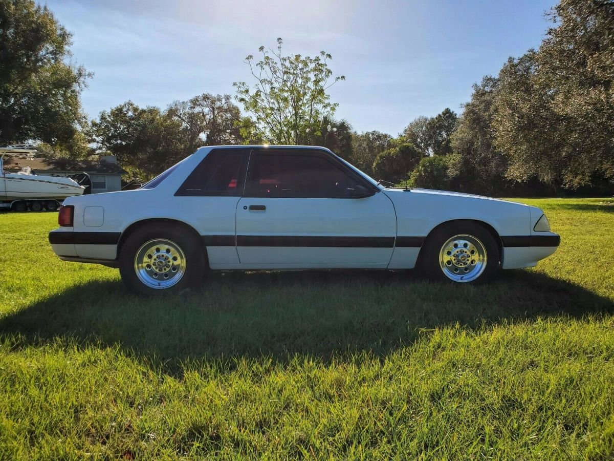 1990 White Ford Mustang Sedan