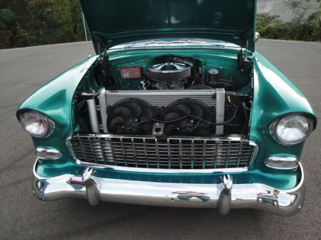 1955 NEPTUNE GREEN / INDIA IVORY Chevrolet Bel Air/150/210 Coupe