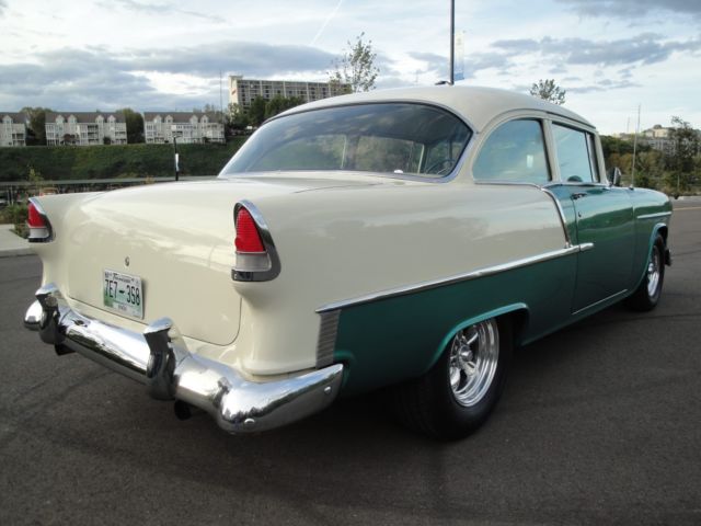 1955 NEPTUNE GREEN / INDIA IVORY Chevrolet Bel Air/150/210 Coupe