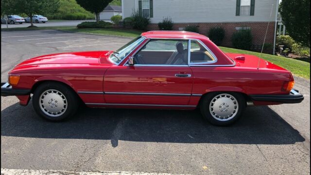 1986 Red Mercedes-Benz 500-Series Convertible