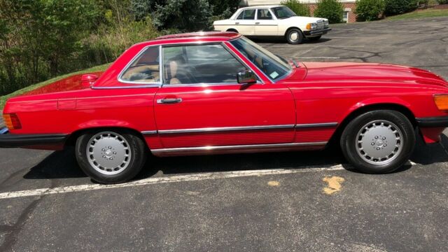 1986 Red Mercedes-Benz 500-Series Convertible