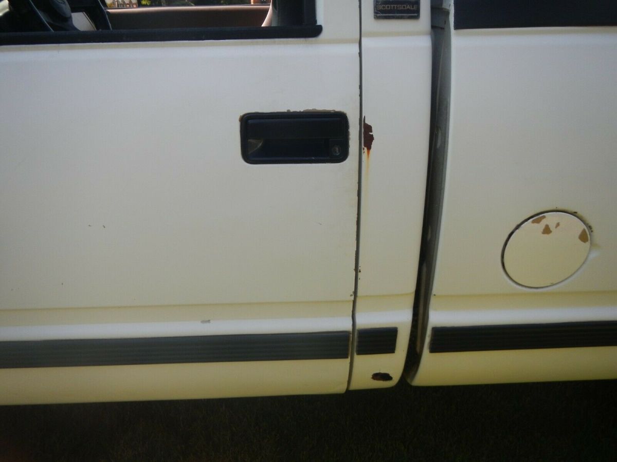 1988 White Chevrolet C/K Pickup 1500 Pickup Truck