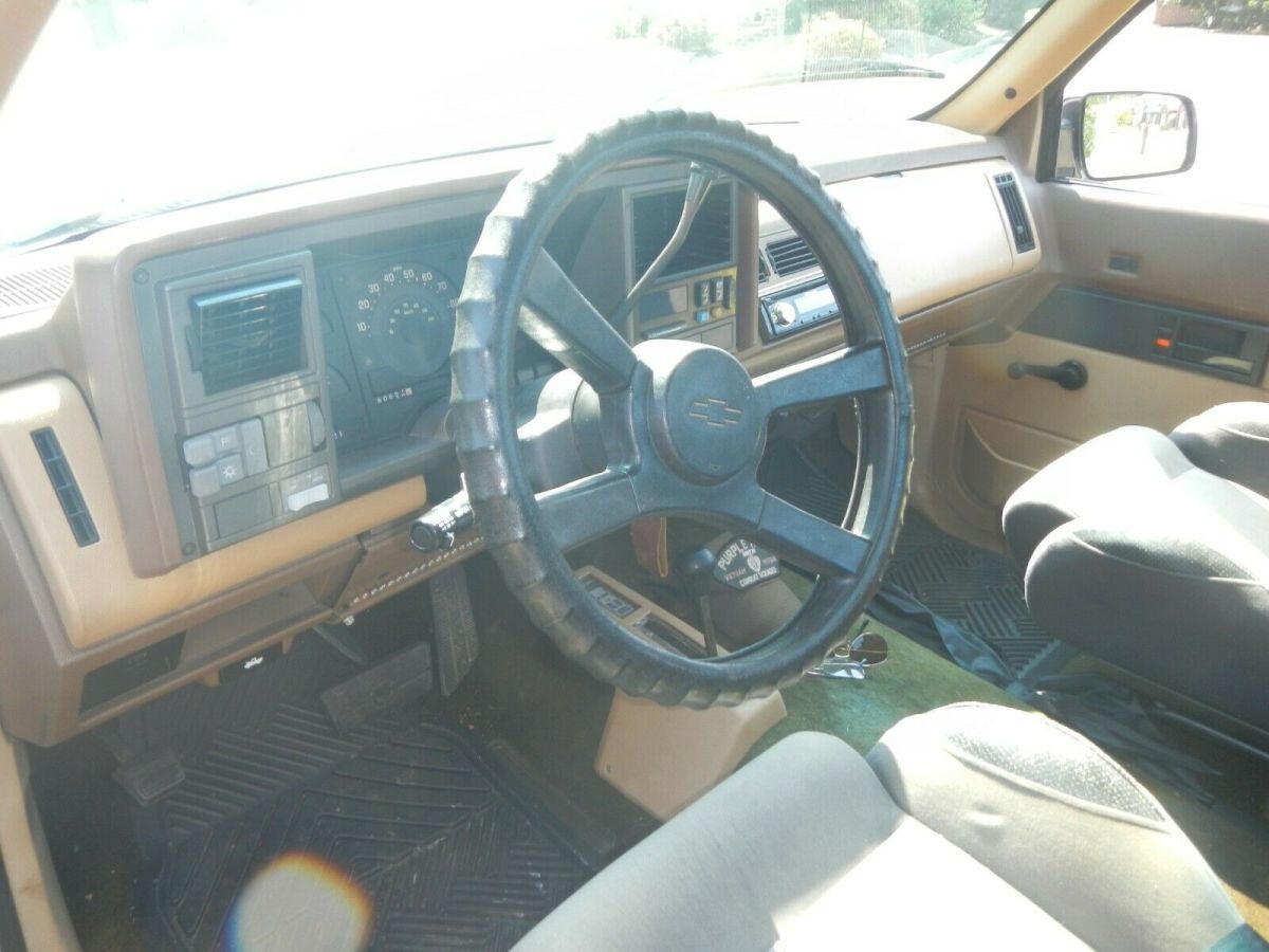 1988 White Chevrolet C/K Pickup 1500 Pickup Truck