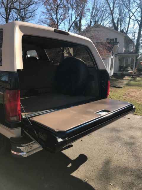 1993 Blue Ford Bronco SUV