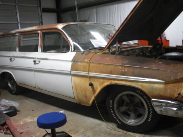 1961 White Chevrolet Impala Wagon