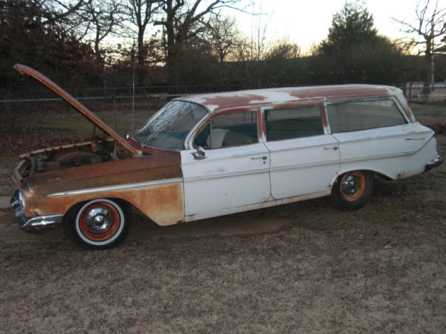 1961 White Chevrolet Impala Wagon
