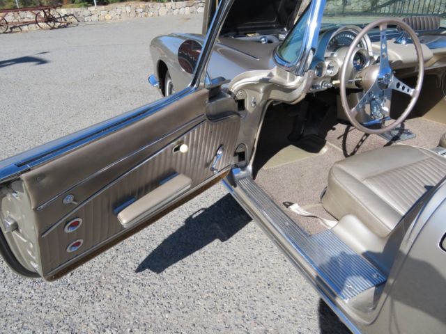 1962 Fawn Biege Metallic Chevrolet Corvette Convertible