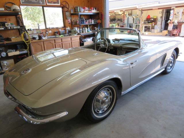 1962 Fawn Biege Metallic Chevrolet Corvette Convertible